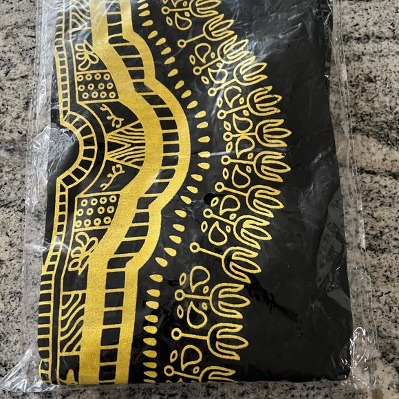 Black leggings with yellow accent pattern - Picture 2 of 3